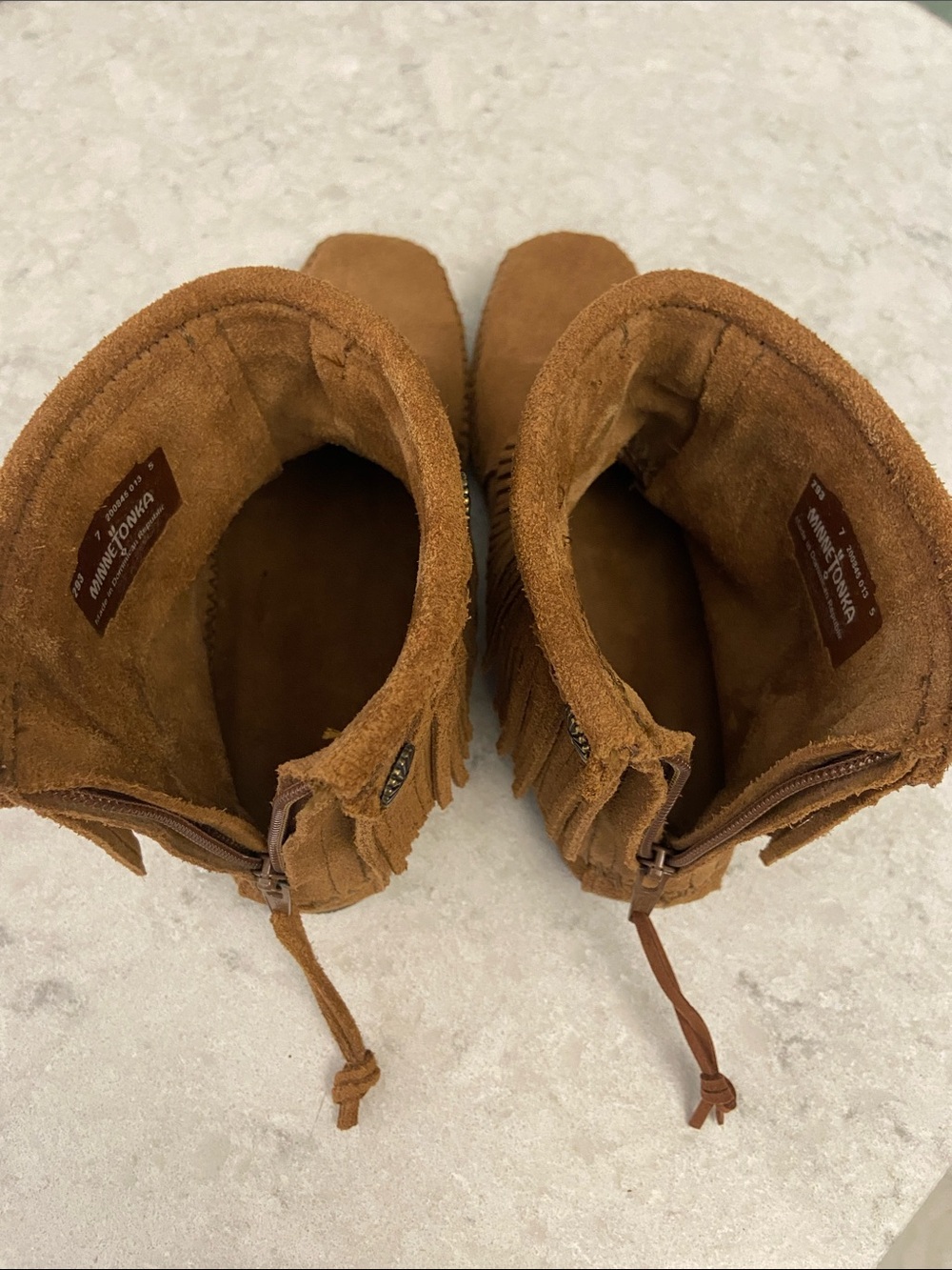 Minnetonka Suede Fringe Moccasin Booties in Chestnut Brown, size 7. Like-NEW - Picture 8 of 14
